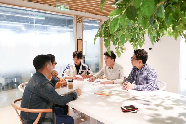 員工培訓(xùn)與發(fā)展：培養(yǎng)人才，提升企業(yè)核心競爭力