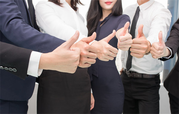 在企業(yè)管理中，專權式和民主式管理各有哪些優(yōu)缺點？