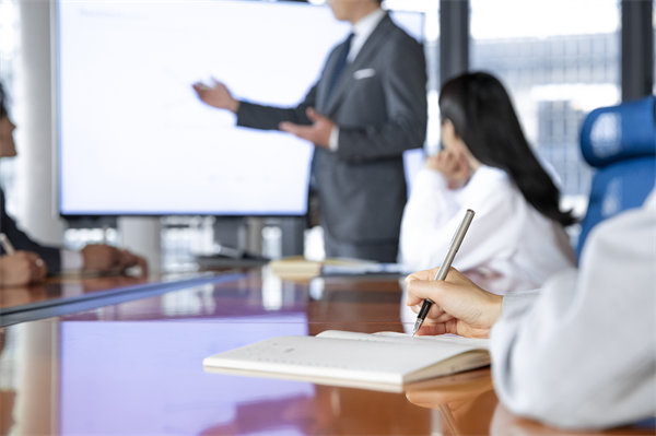 如何保證企業(yè)的年度工作方向與經(jīng)營(yíng)目標(biāo)保持一致？