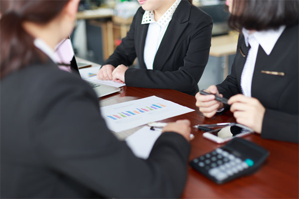 初創(chuàng)企業(yè)如何設(shè)定合理的薪酬策略吸引人才？