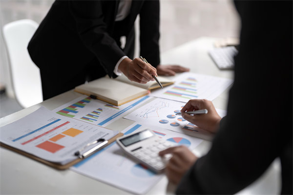 面對經濟波動，企業(yè)應該如何靈活調整薪酬策略？