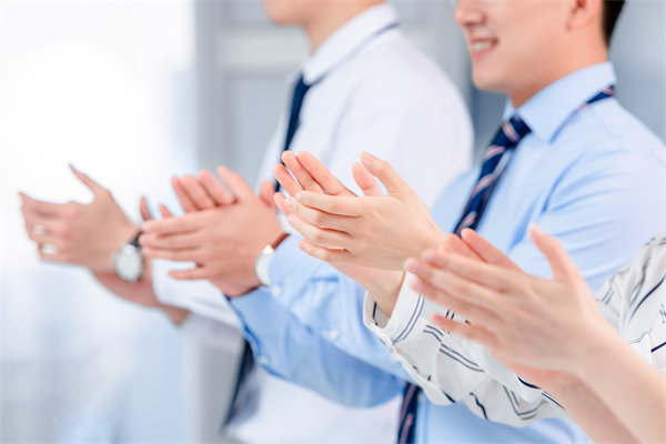 面對人才流失問題，企業(yè)應如何改進人力資源策略？