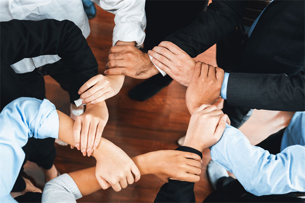在制定企業(yè)戰(zhàn)略規(guī)劃時(shí)，如何平衡短期與長(zhǎng)期目標(biāo)？