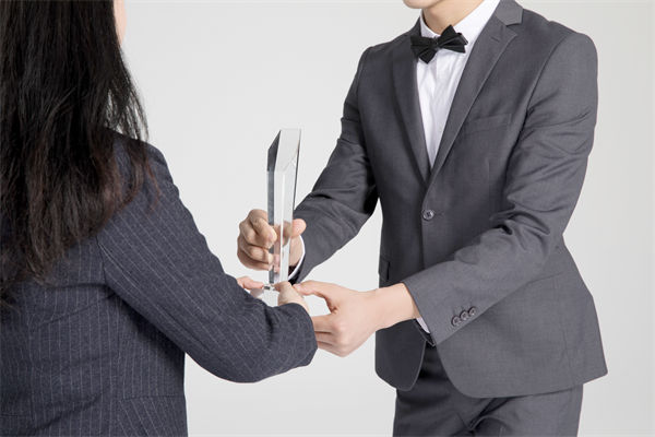 績效管理中，如何激勵(lì)優(yōu)秀員工，又幫助其提升？