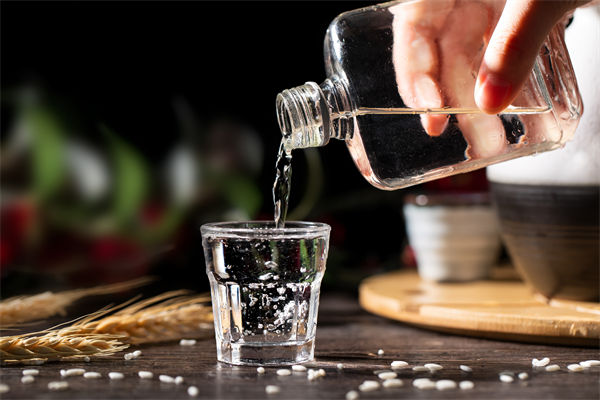 白酒遇冷，集體“降度”，關(guān)聯(lián)企業(yè)有何營銷啟示？